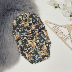 Talve tuukrimüts Armsad metsaloomad ja lilled tumehallil